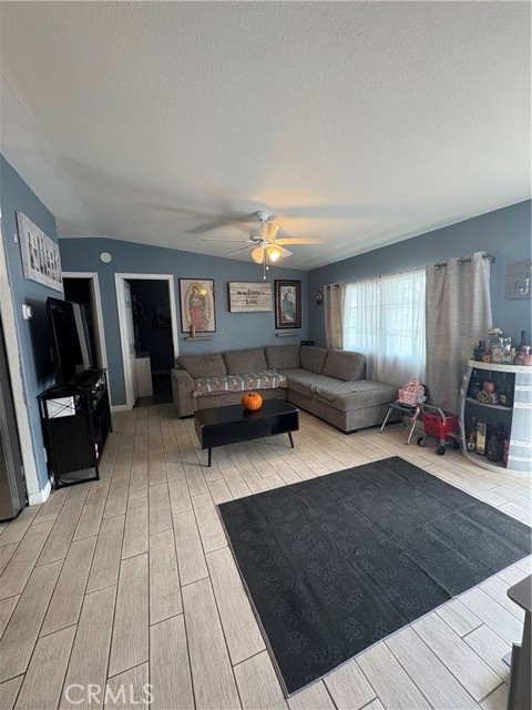 Detail Gallery Image 6 of 24 For 3825 Crestmore Rd #414,  Riverside,  CA 92509 - 3 Beds | 2 Baths