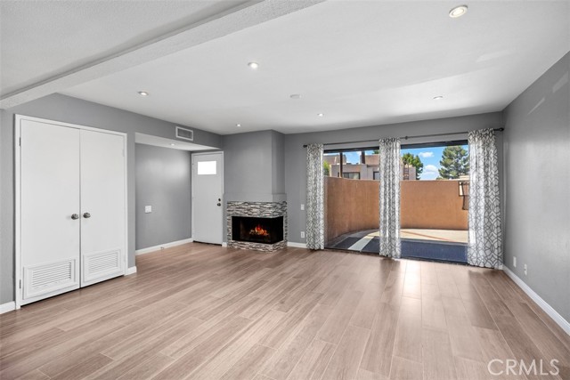 Detail Gallery Image 4 of 11 For 25761 Le Parc #19,  Lake Forest,  CA 92630 - 2 Beds | 2 Baths