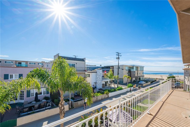 33 16th Street, Hermosa Beach, California 90254, 4 Bedrooms Bedrooms, ,4 BathroomsBathrooms,Residential,For Sale,16th,SR24056246