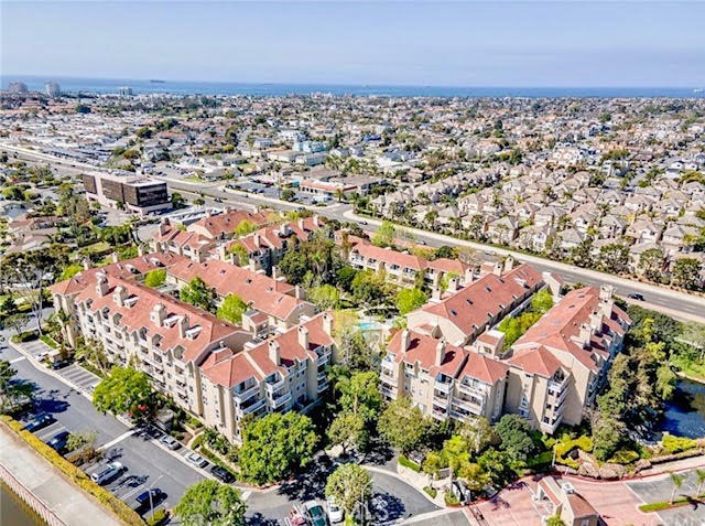 20310 Bluffside Circle, Huntington Beach CA: https://media.crmls.org/medias/d7fea2d1-9810-4606-8278-1e830f5c3d2f.jpg