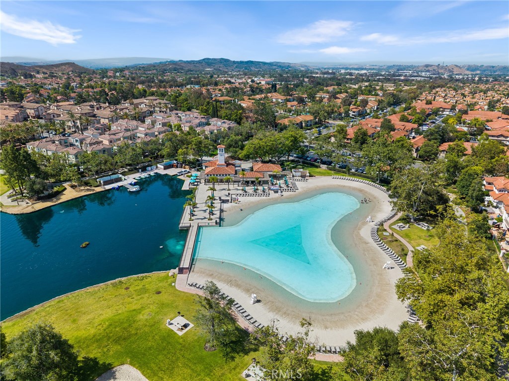 https://media.crmls.org/medias/d7ffdf18-0ade-4492-b9cd-9a29a9f2dde7.jpg?preset=X-Large