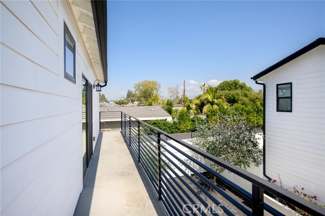 5826 Craner Avenue, North Hollywood CA: https://media.crmls.org/medias/d80596dc-b90d-4080-b9b5-57f74666013e.jpg