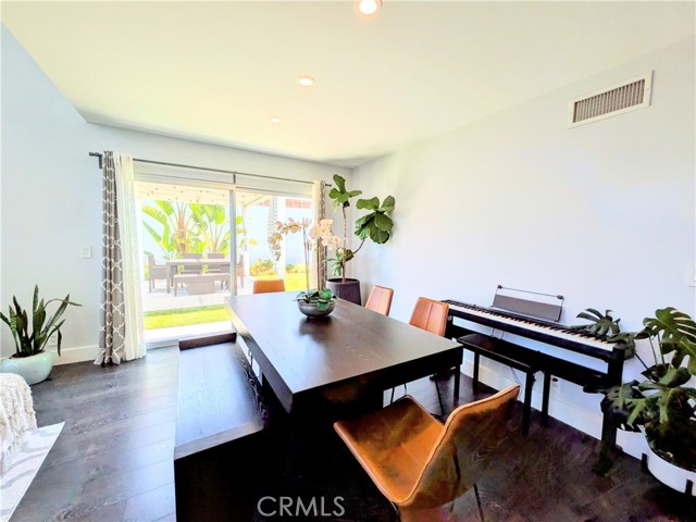 Detail Gallery Image 10 of 34 For 20291 Bancroft Cir, Huntington Beach,  CA 92646 - 4 Beds | 2/1 Baths