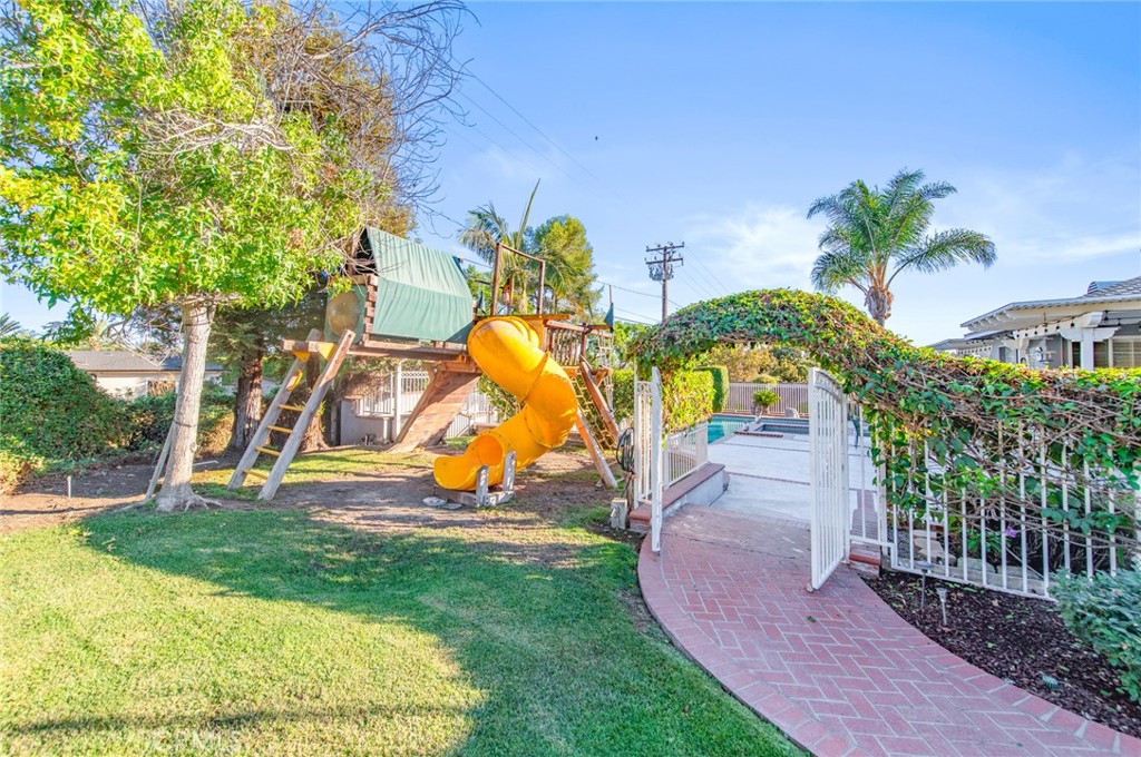 https://media.crmls.org/medias/d807afad-032f-48b7-8e0c-8ca1c10adf0e.jpg?preset=X-Large
