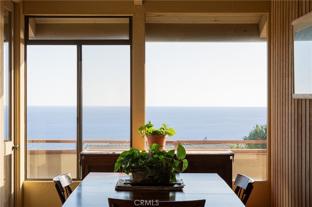 https://media.crmls.org/medias/d807d1b0-2910-4008-86df-938143aea0f3.jpg?preset=X-Large