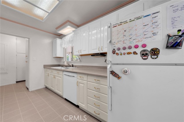 5514 Bellflower Blvd, Lakewood CA: https://media.crmls.org/medias/d807d272-7766-41d3-844d-f97629803de5.jpg