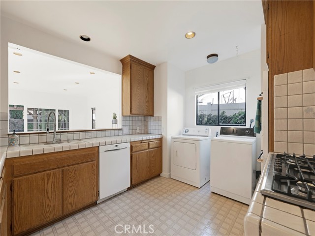 Detail Gallery Image 18 of 55 For 345 S Beachwood Dr, Burbank,  CA 91506 - 5 Beds | 3 Baths