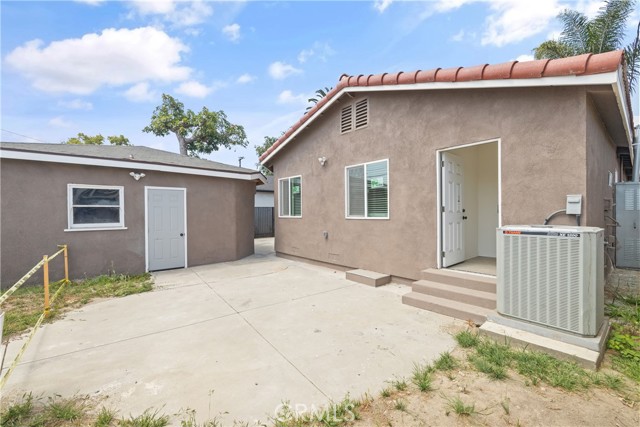 2420 Maine Avenue, Long Beach CA: https://media.crmls.org/medias/d8082b58-b33a-4f65-b76b-b5263651f656.jpg