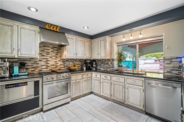 Detail Gallery Image 14 of 66 For 4127 Crestview Dr, Lake Elsinore,  CA 92530 - 5 Beds | 3/1 Baths