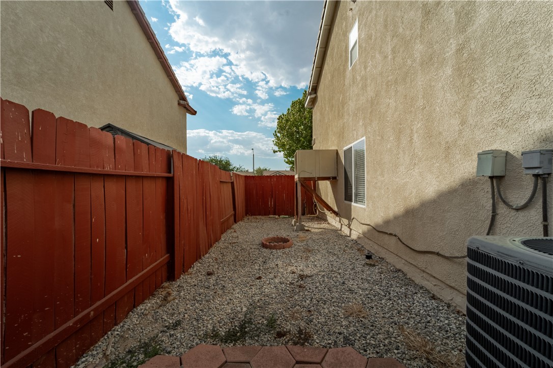 Detail Gallery Image 26 of 43 For 2136 Westpark Dr, Rosamond,  CA 93560 - 5 Beds | 2/1 Baths