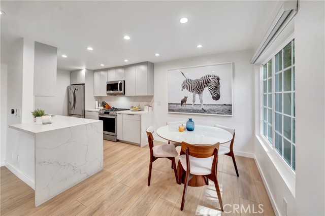 Detail Gallery Image 11 of 52 For 14727 Magnolia Bld #126,  Sherman Oaks,  CA 91403 - 2 Beds | 2/1 Baths