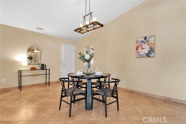 Detail Gallery Image 6 of 64 For 16158 Rimrock Rd, Apple Valley,  CA 92307 - 4 Beds | 2/1 Baths