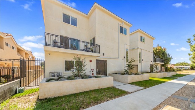 Detail Gallery Image 2 of 26 For 17154 Chatsworth St #4,  Granada Hills,  CA 91344 - 3 Beds | 2/1 Baths