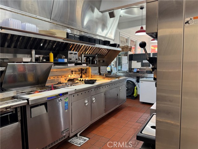 10501 Hole Avenue, Riverside CA: https://media.crmls.org/medias/d80f3c74-de00-464f-a46b-c908a4613f11.jpg