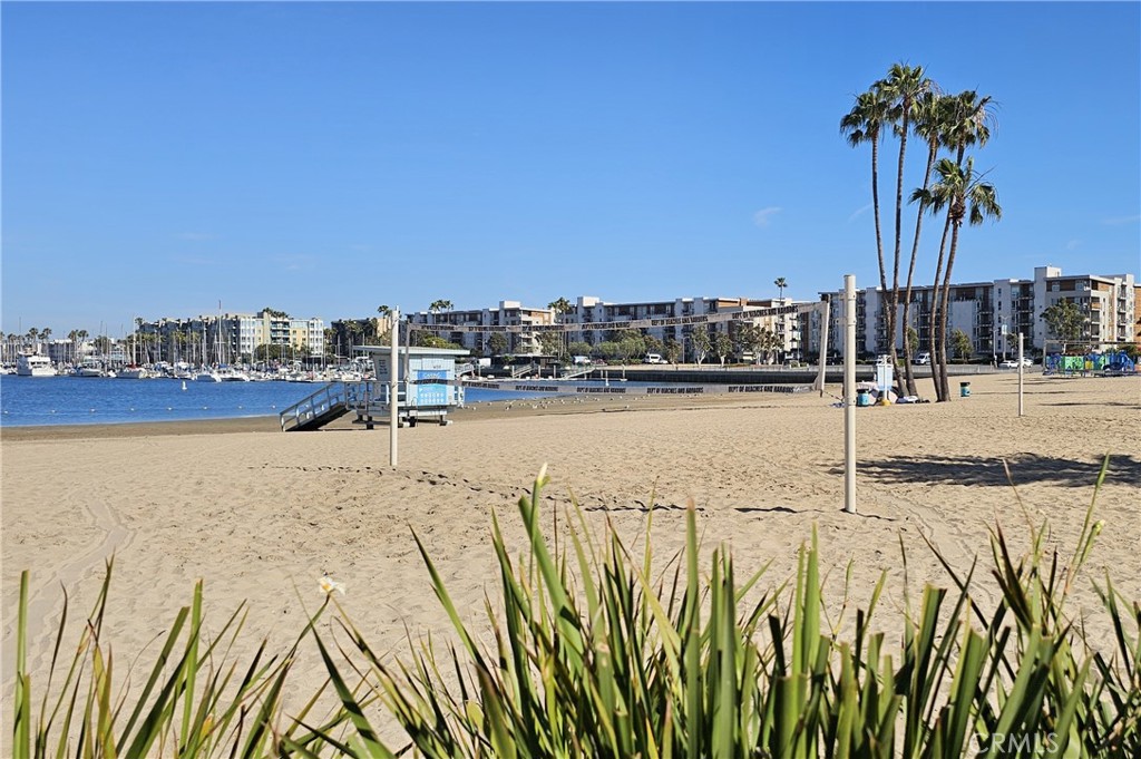 https://media.crmls.org/medias/d80f71de-8b6f-4389-a57f-0e71cd967517.jpg?preset=X-Large
