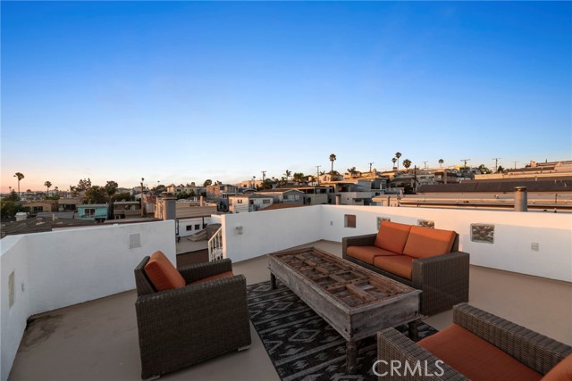 1108 1st Place, Hermosa Beach, California 90254, 3 Bedrooms Bedrooms, ,2 BathroomsBathrooms,Residential,Sold,1st,SB22157669