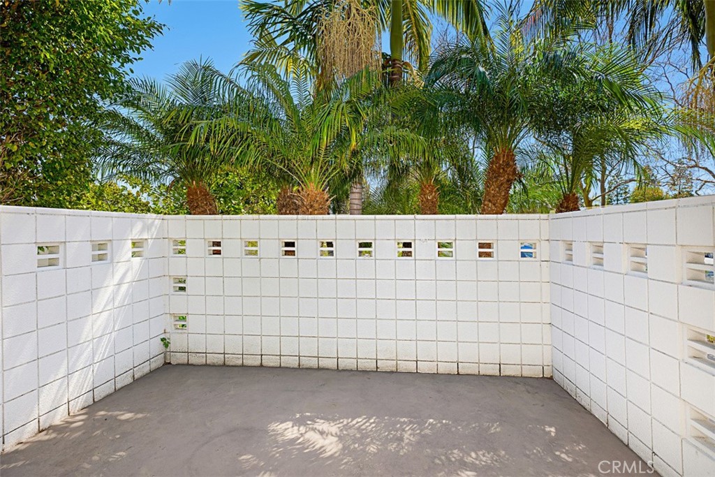 https://media.crmls.org/medias/d81474cf-f667-4b73-be63-345d0364864c.jpg?preset=X-Large