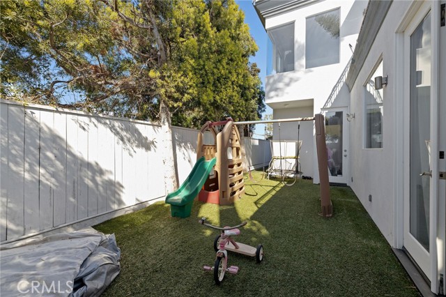 925 9th Street, Hermosa Beach, California 90254, 4 Bedrooms Bedrooms, ,2 BathroomsBathrooms,Residential,Sold,9th,SB22078927