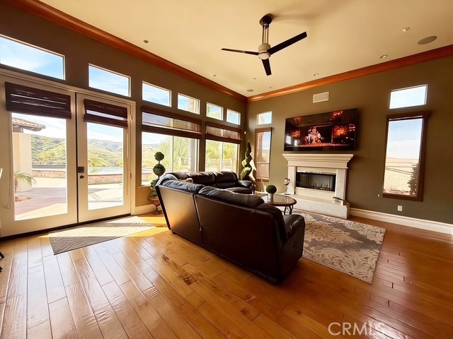 https://media.crmls.org/medias/d814cde7-26b8-42ef-a7fd-03fd1f1bf9b7.jpg?preset=X-Large