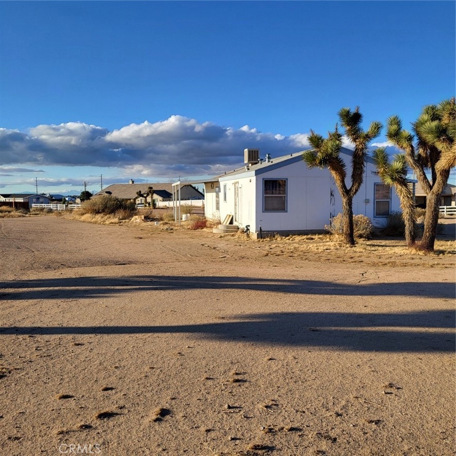 https://media.crmls.org/medias/d8157326-92e5-44b1-b24b-4df0e7d7f66d.jpg?preset=X-Large