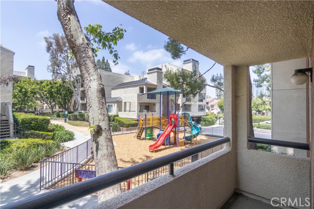Detail Gallery Image 8 of 21 For 21500 Burbank Blvd #126,  Woodland Hills,  CA 91367 - 1 Beds | 1 Baths