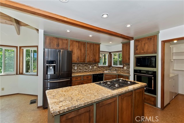 Detail Gallery Image 13 of 58 For 27760 Alpen Dr, Lake Arrowhead,  CA 92352 - 4 Beds | 3/1 Baths