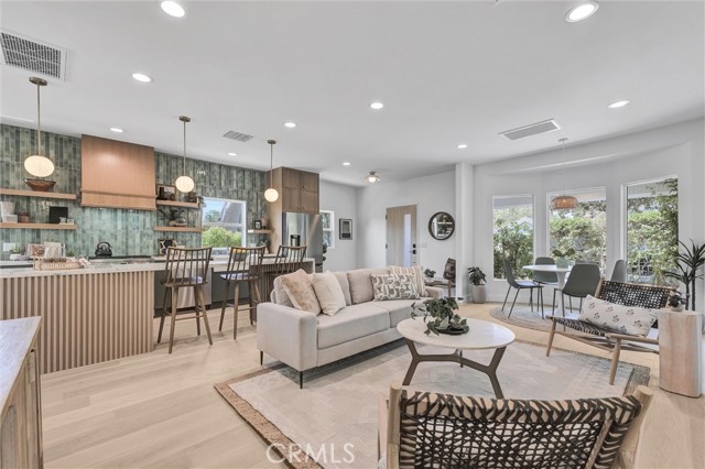 808 S Los Robles Avenue, Pasadena CA: https://media.crmls.org/medias/d816e1c2-2620-4519-a4cf-9b2179150cf5.jpg