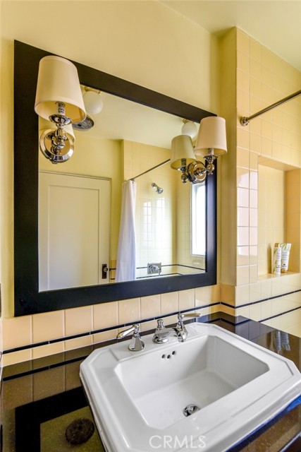 Detail Gallery Image 33 of 38 For 8246 4th St, Los Angeles,  CA 90048 - 2 Beds | 2 Baths