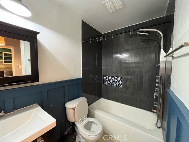 320 S Gramercy Place, Los Angeles CA: https://media.crmls.org/medias/d81ce8e4-8193-429f-8659-a5c2c3690f53.jpg