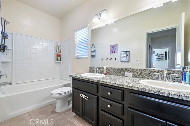 Detail Gallery Image 22 of 27 For 6883 E Robinson, Fresno,  CA 93727 - 4 Beds | 3 Baths
