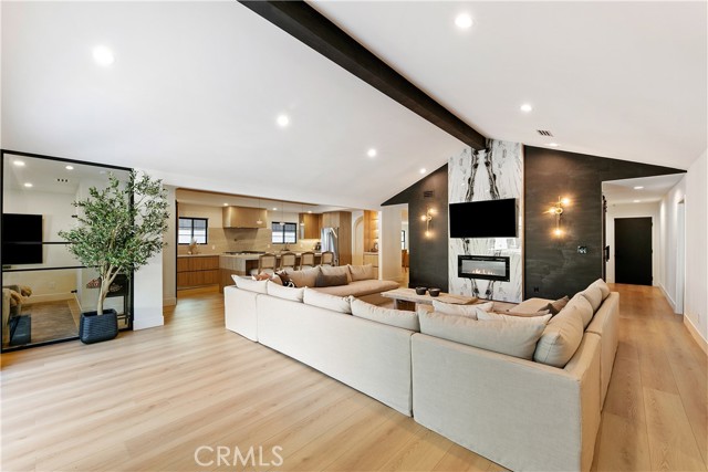 Detail Gallery Image 2 of 75 For 22269 Avenue San Luis, Woodland Hills,  CA 91364 - 5 Beds | 5/1 Baths