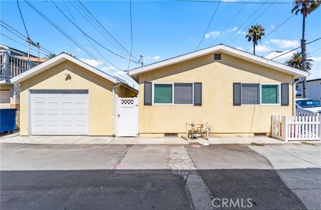 715 Olive Avenue, Huntington Beach CA: https://media.crmls.org/medias/d824977c-168f-4661-9ac0-84af822ac36b.jpg