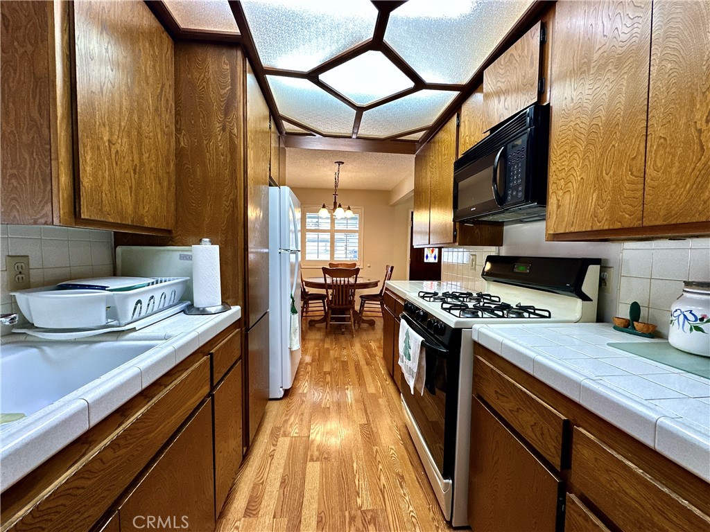 https://media.crmls.org/medias/d825e96c-ba8d-4596-808b-019823ba3ce6.jpg?preset=X-Large