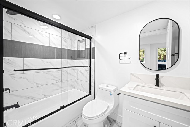 Detail Gallery Image 8 of 35 For 6700 Kester Ave, Van Nuys,  CA 91405 - 5 Beds | 4 Baths