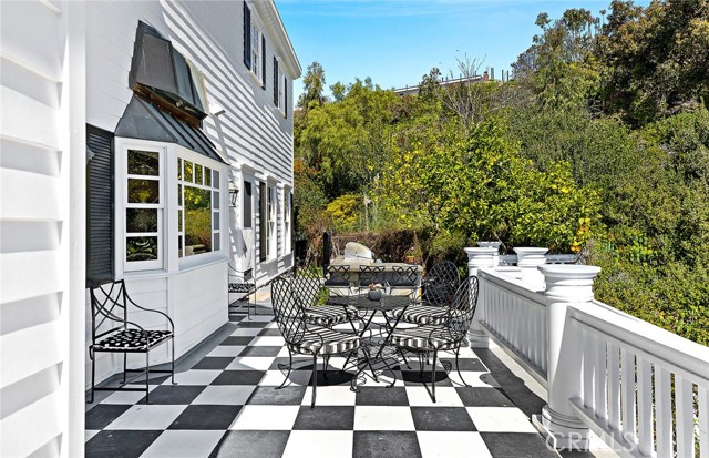 1 San Mateo Way, Corona del Mar CA: https://media.crmls.org/medias/d828d800-9b2c-41ce-b18e-95eb47b2a996.jpg
