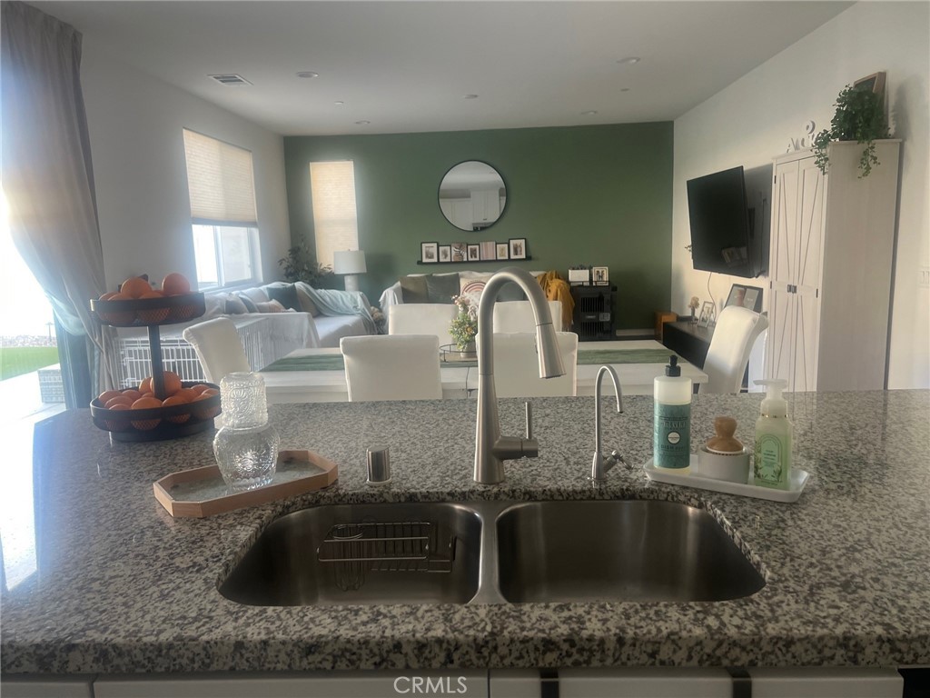 https://media.crmls.org/medias/d82945c3-01d7-4c0e-8e62-7b2898b26309.jpg?preset=X-Large