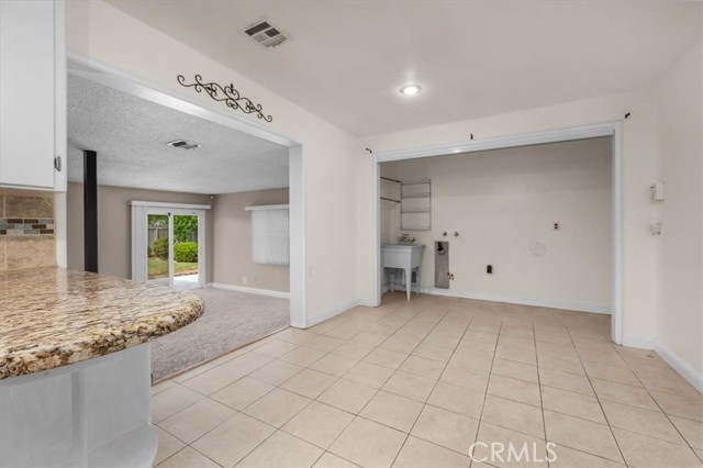 Detail Gallery Image 8 of 45 For 404 W Robinson Ave, Fresno,  CA 93705 - 3 Beds | 2 Baths