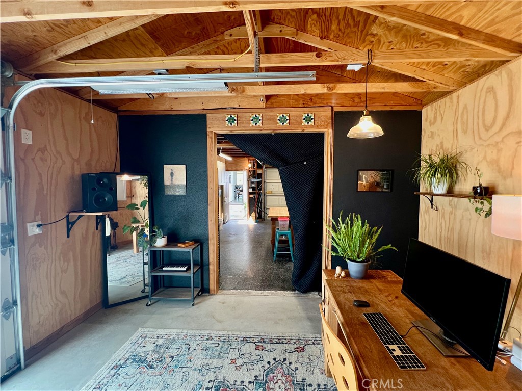 https://media.crmls.org/medias/d82c5a99-7e7d-4350-be9d-e9aa4238f9d3.jpg?preset=X-Large