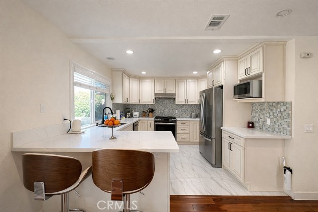 Detail Gallery Image 9 of 23 For 1205 Stratford Ln, San Dimas,  CA 91773 - 4 Beds | 2/1 Baths