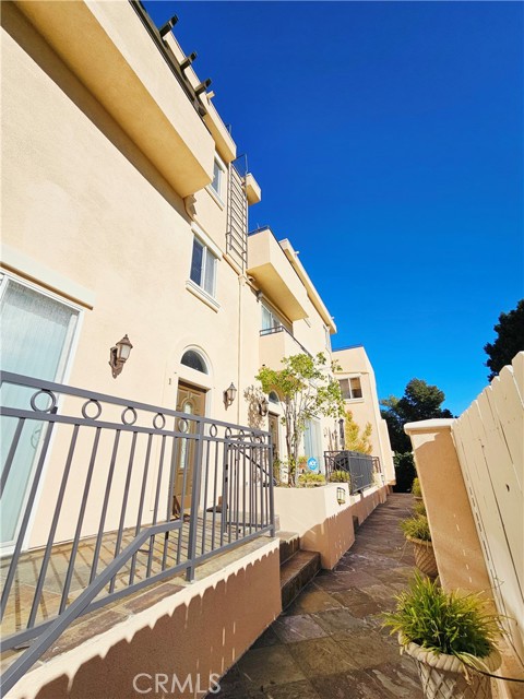 Detail Gallery Image 2 of 32 For 4732 Radford Ave #3,  Valley Village,  CA 91607 - 3 Beds | 3 Baths