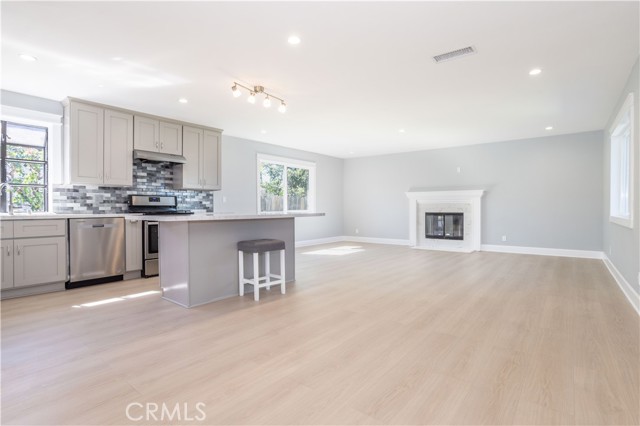 Detail Gallery Image 4 of 33 For 11256 Haskell Ave, Granada Hills,  CA 91344 - 4 Beds | 3 Baths