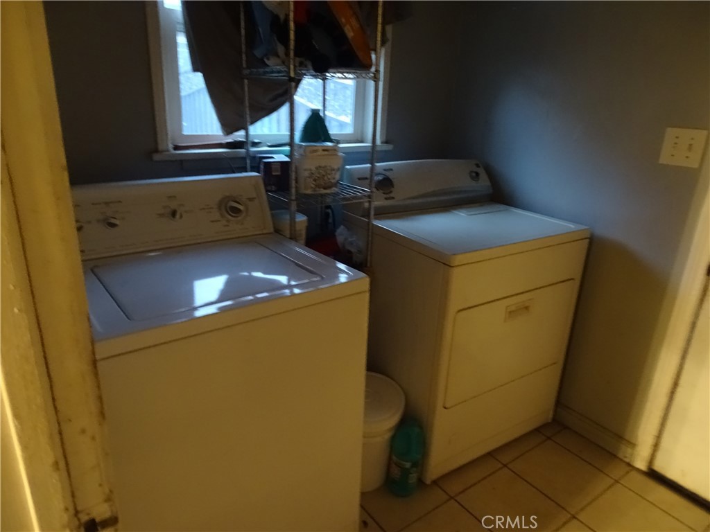 https://media.crmls.org/medias/d83b87c5-ed60-4c7f-b3d1-3cc1bed4ff4e.jpg?preset=X-Large