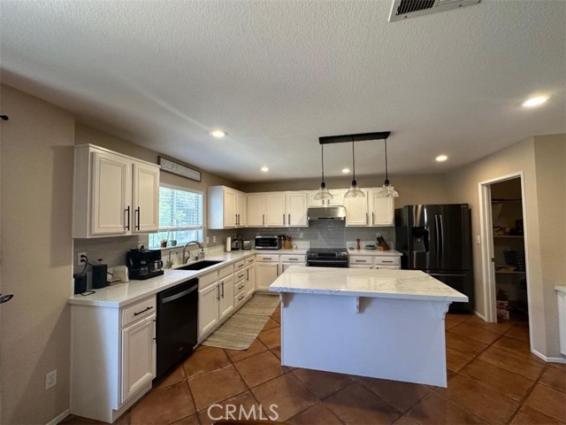 33667 Abbey Road, Temecula CA: https://media.crmls.org/medias/d83d1778-d0da-4a9b-b436-d1ceb4b839cb.jpg