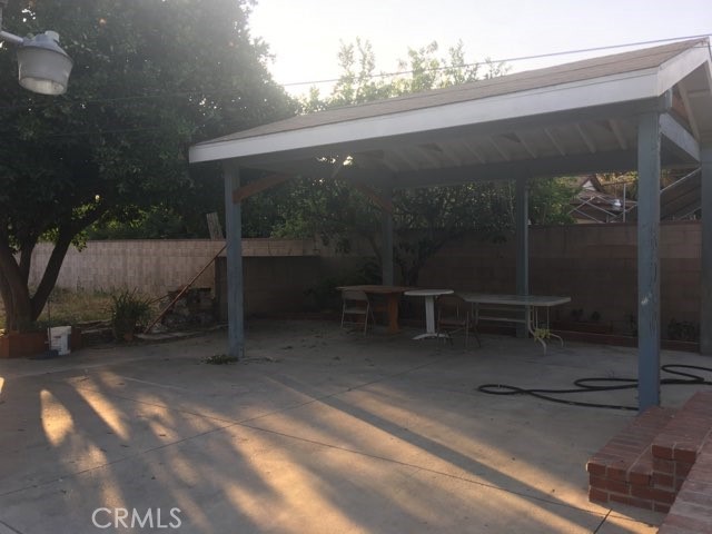 https://media.crmls.org/medias/d8409db2-fe64-4d44-96c0-807d14406cd0.jpg?preset=X-Large