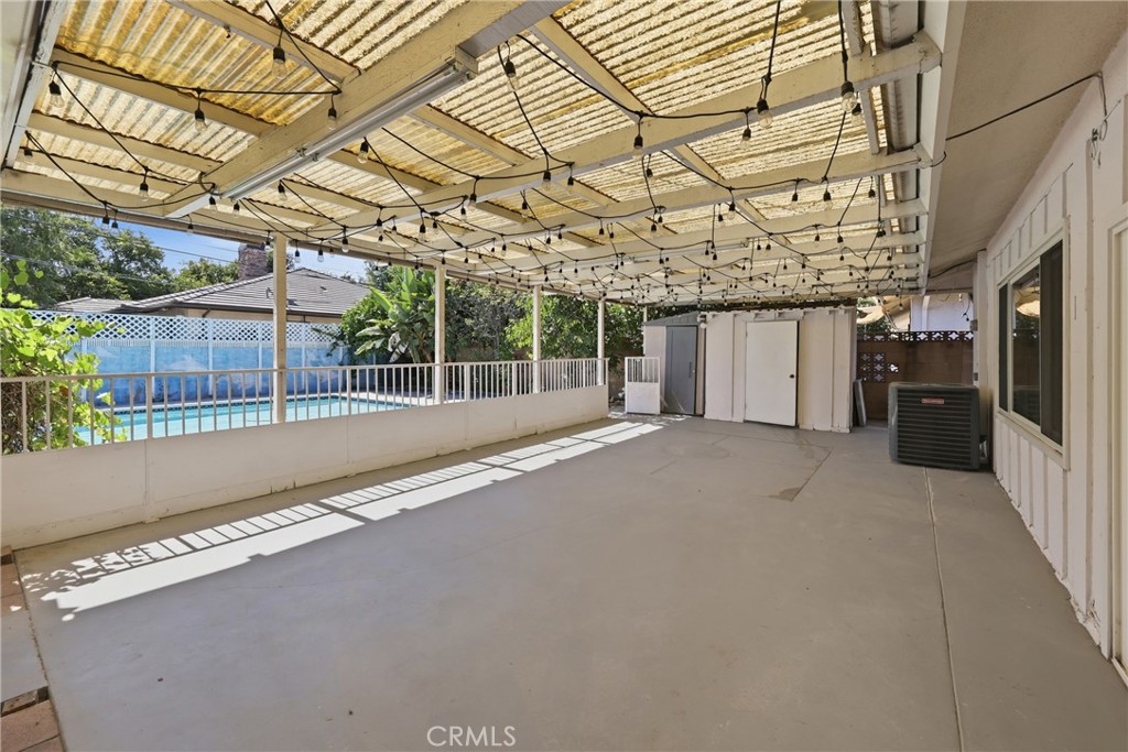 https://media.crmls.org/medias/d8419fd7-1cbd-4966-9cc4-3067bdc588b2.jpg?preset=X-Large