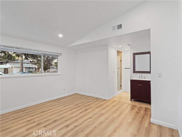 Detail Gallery Image 13 of 22 For 20324 Oxnard St, Woodland Hills,  CA 91367 - 6 Beds | 3 Baths