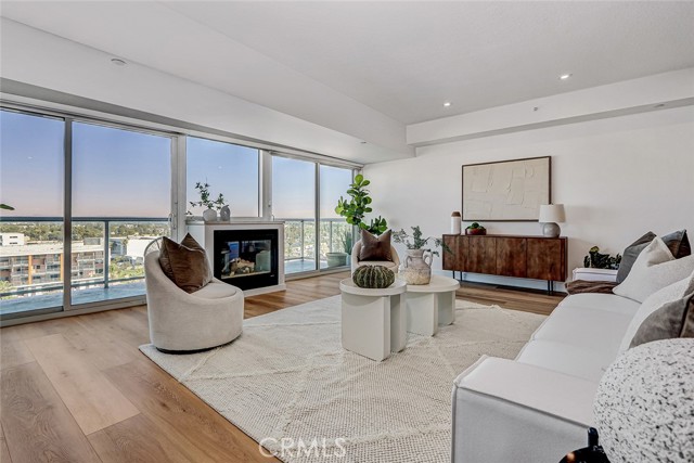 Detail Gallery Image 3 of 55 For 13600 Marina Pointe Dr #905,  Marina Del Rey,  CA 90292 - 2 Beds | 2/1 Baths