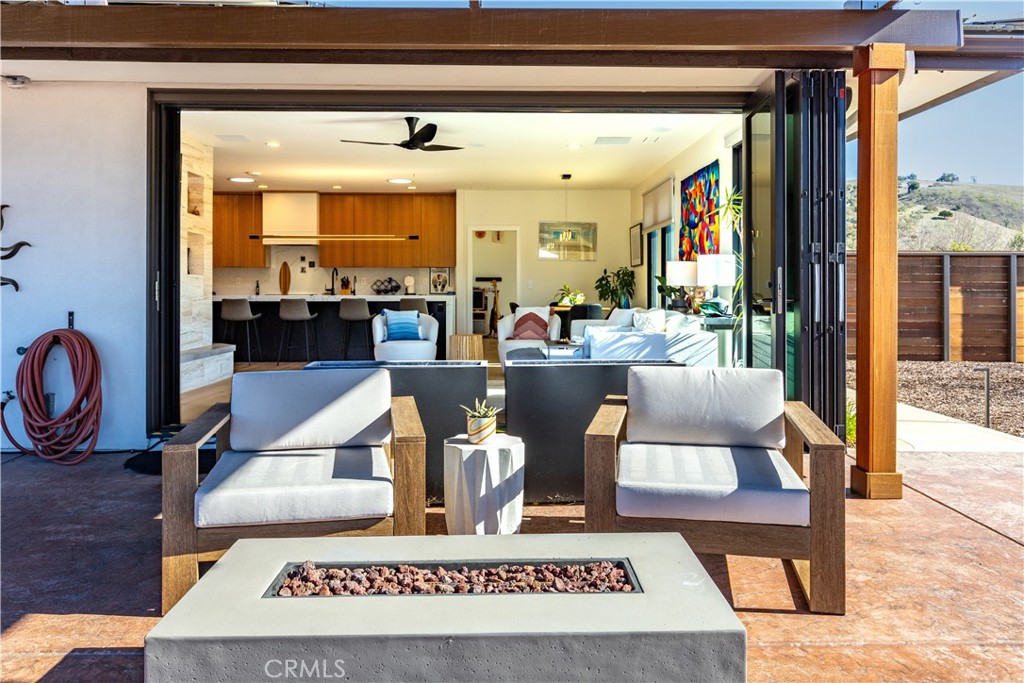 https://media.crmls.org/medias/d84ba7cd-5578-49c2-a5a7-9ff281c3c607.jpg?preset=X-Large