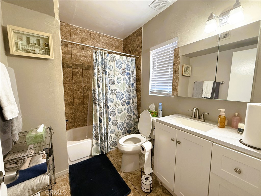 https://media.crmls.org/medias/d84cc651-20f2-4b2c-aa4e-b5ef4661234e.jpg?preset=X-Large