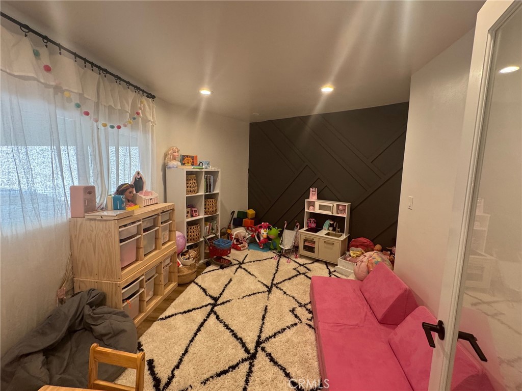 https://media.crmls.org/medias/d84d49fd-aa28-4d37-baae-3623acf0d027.jpg?preset=X-Large